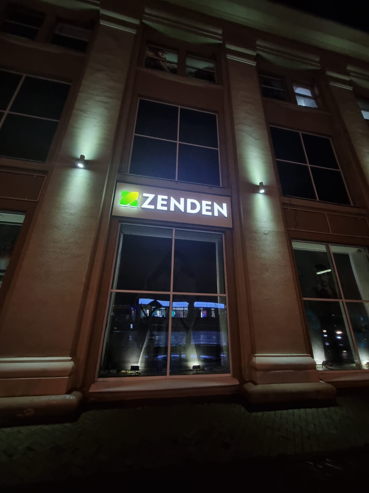 Zenden — фасадная вывеска ночью